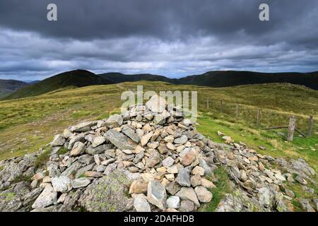 Der Gipfel Cairn of Yoke Fell, Hartsop Valley, Kirkstone Pass, Lake District National Park, Cumbria, England, UK Yoke Fell ist einer der 214 Wainwrigh Stockfoto