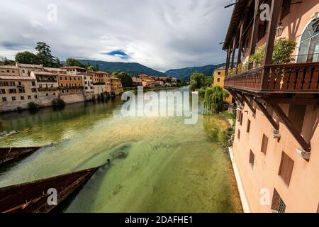 Der Brenta Blick von der Brücke der Alpini (Ponte degli Alpini oder Ponte Vecchio) in Bassano del Grappa Stadt, Provinz Vicenza, Venetien, Italien, Stockfoto