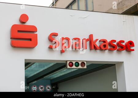 PASSAU - 8. NOVEMBER 2020: Zweiglogo der deutschen Sparkasse. Die Sparkasse ist die deutsche Sparkassen-Finanzgruppe. Stockfoto