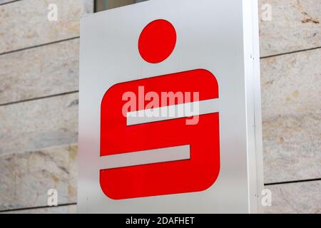 PASSAU - 8. NOVEMBER 2020: Zweiglogo der deutschen Sparkasse. Die Sparkasse ist die deutsche Sparkassen-Finanzgruppe. Stockfoto