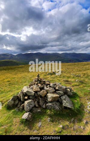 The Summit Cairn of Grey Crag Fell, Hartsop Valley, Kirkstone Pass, Lake District National Park, Cumbria, England, UK Gray Crag Fell ist einer der 214 Stockfoto