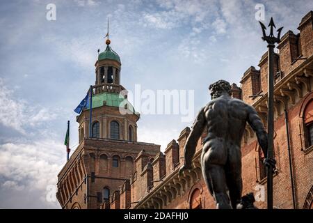 Bologna, Torre degli Accursi (Accursi-Turm), Palazzo d'Accursio (Accursio-Palast) und die Bronzestatue des Neptun, Piazza Maggiore. Italien. Stockfoto