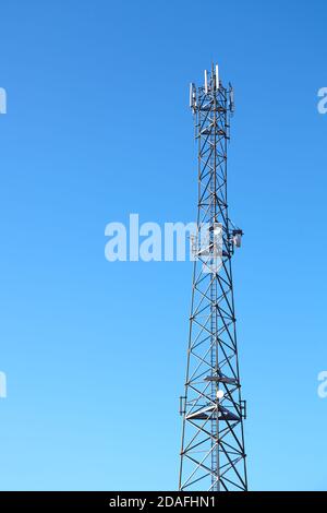 Telekommunikationsturm von 3G, 4G und 5G Mobilfunknetz gegen den blauen Himmel. Stockfoto