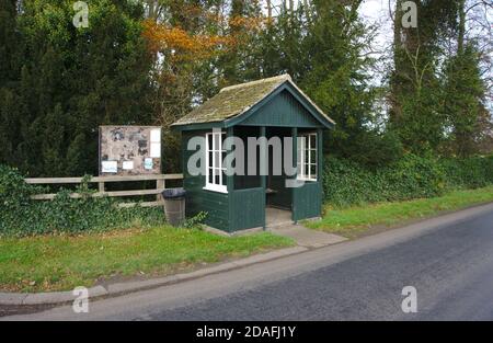 Ländliche Busstation am Rande des Dorfes Carham auf Tweed, Northumberland, Großbritannien. Stockfoto