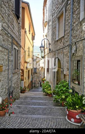 Eine schmale Straße zwischen den Häusern von Vallecorsa, einer alten Stadt in der Provinz Frosinone, Italien. Stockfoto