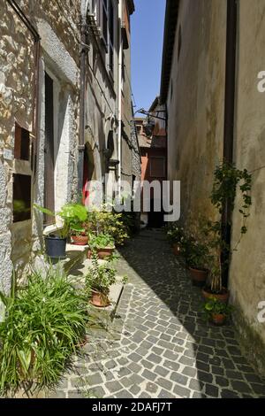 Eine schmale Straße zwischen den Häusern von Vallecorsa, einer alten Stadt in der Provinz Frosinone, Italien. Stockfoto