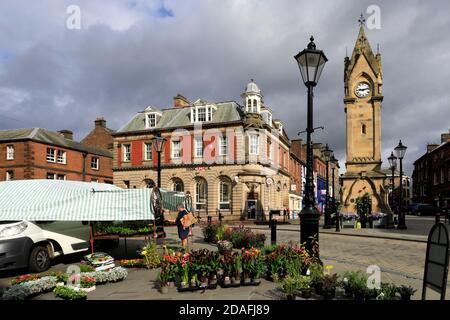 Uhrturm und Musgrave Monument, Marktplatz, Penrith Stadt, Cumbria, England, Großbritannien Stockfoto