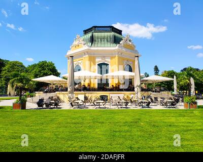 WIEN, ÖSTERREICH - 23. JULI 2019: Restaurant Kaiserpavillon mit Sonnenschirmen und schöner Terrasse an sonnigen Sommertagen. ZOO Schönbrunn, Wien, Österreich. Stockfoto