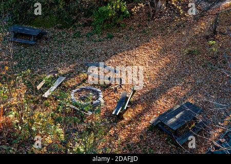 Herbstwald mit rustikalen Gartenmöbeln und Feuerstelle ruhen Platz auf einem Wanderweg Kőszeg Ungarn Stockfoto