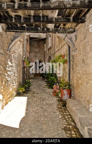 Eine schmale Straße zwischen den Häusern von Vallecorsa, einer alten Stadt in der Provinz Frosinone, Italien. Stockfoto