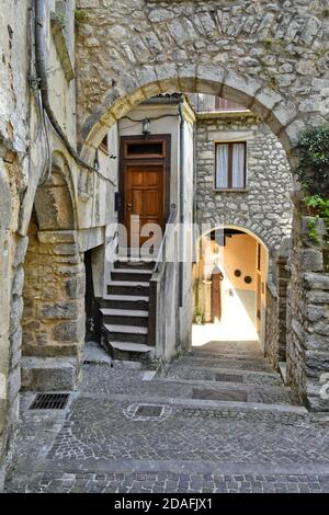 Eine schmale Straße zwischen den Häusern von Vallecorsa, einer alten Stadt in der Provinz Frosinone, Italien. Stockfoto