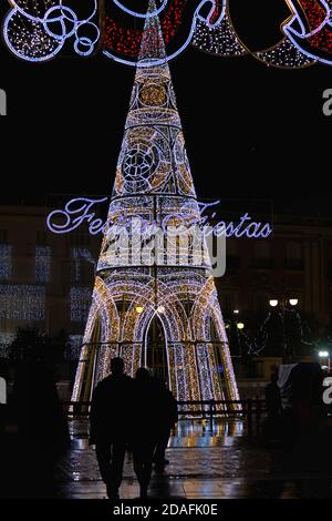 Großer beleuchteter Weihnachtsbaum, der einen Platz in Cadiz, Spanien schmückt. Stockfoto