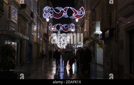 Cadiz, Spanien - 21. Dezember 2019: Nachtansicht der Ancha-Straße mit Weihnachtsbeleuchtung dekoriert Stockfoto