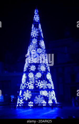 Großer beleuchteter Weihnachtsbaum, der einen Platz in Cadiz, Spanien schmückt. Stockfoto