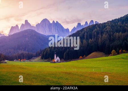 Berühmtes und charmantes Dorf von Santa Maddalena im Hintergrund des Geislergebirges, Funes Tal Trentino Alto Adige Region in Italien Stockfoto