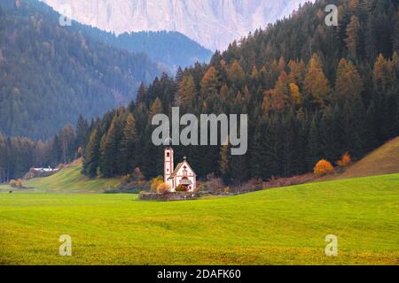 Berühmtes und charmantes Dorf von Santa Maddalena im Hintergrund des Geislergebirges, Funes Tal Trentino Alto Adige Region in Italien Stockfoto