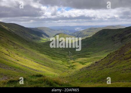 Blick von der Threshthwaite Mündung entlang des Troutbeck Tals, Kirkstone Pass, Lake District National Park, Cumbria, England, UK Stockfoto