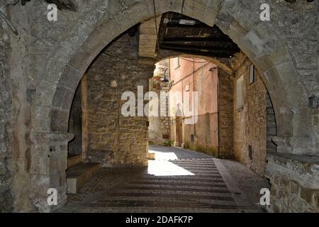 Eine schmale Straße zwischen den Häusern von Vallecorsa, einer alten Stadt in der Provinz Frosinone, Italien. Stockfoto