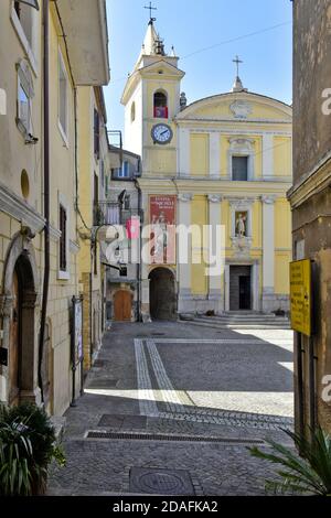 Eine schmale Straße zwischen den Häusern von Vallecorsa, einer alten Stadt in der Provinz Frosinone, Italien. Stockfoto