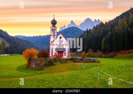 Berühmtes und charmantes Dorf von Santa Maddalena im Hintergrund des Geislergebirges, Funes Tal Trentino Alto Adige Region in Italien Stockfoto