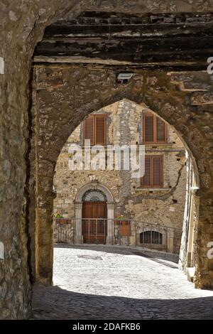 Eine schmale Straße zwischen den Häusern von Vallecorsa, einer alten Stadt in der Provinz Frosinone, Italien. Stockfoto