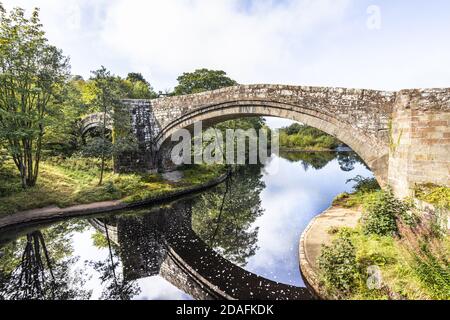 Alte Lanercost Brücke gebaut aus rotem Sandstein über dem Fluss Irthing im Jahr 1724 in Lanercost, Cumbria UK Stockfoto