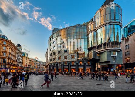 Menschen am Stephansplatz vor dem Haas-Haus in Wien, Österreich. Stockfoto