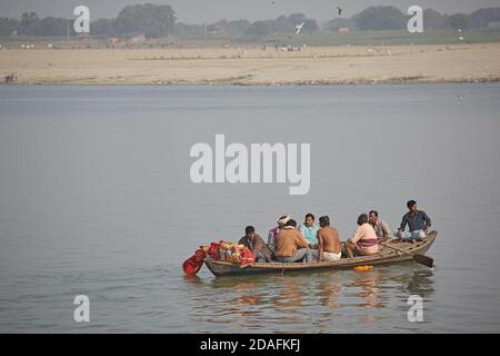 Varanasi, Indien, Januar 2016. Ein Boot, das eine Leiche trägt, um in den Ganges geworfen zu werden. Stockfoto