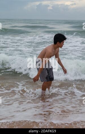 Vertikale Aufnahme eines Mannes im Meer Stockfoto