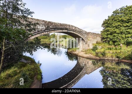 Alte Lanercost Brücke gebaut aus rotem Sandstein über dem Fluss Irthing im Jahr 1724 in Lanercost, Cumbria UK Stockfoto