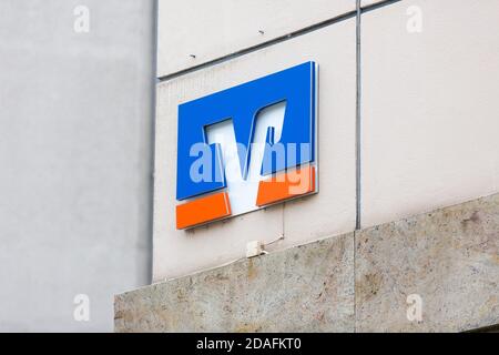 PASSAU - 8. NOVEMBER 2020: Zweiglogo der volksbank. Stockfoto