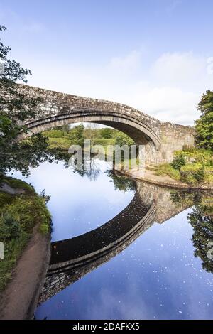 Alte Lanercost Brücke gebaut aus rotem Sandstein über dem Fluss Irthing im Jahr 1724 in Lanercost, Cumbria UK Stockfoto