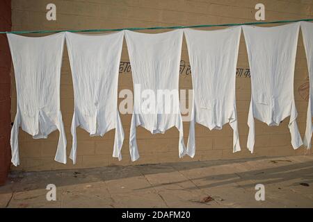 Varanasi, Indien, Dezember 2015. Kleidung hängend Trocknen in einem Ghat. Stockfoto