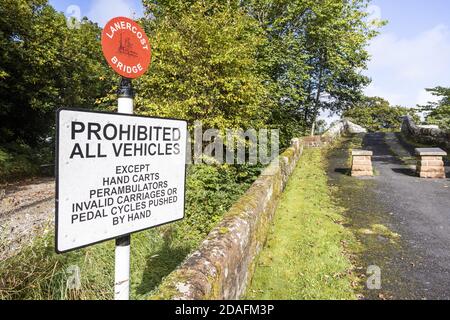 Verkehrsverbotshinweis auf der Old Lanercost Bridge erbaut aus rotem Sandstein über dem Fluss Irthing im Jahr 1724 in Lanercost, Cumbria UK Stockfoto