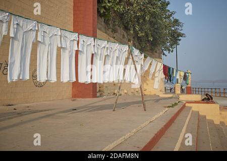 Varanasi, Indien, Dezember 2015. Kleidung hängend Trocknen in einem Ghat. Stockfoto