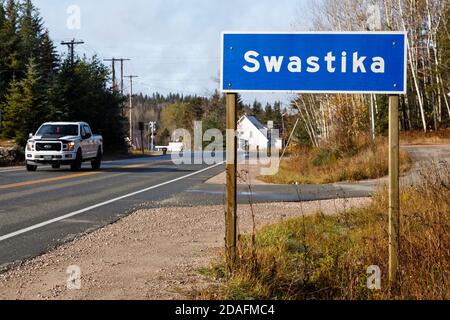 Das Gateway-Zeichen oder Willkommensschild für die Gemeinde Swastika in Kirkland Lake, Timiskaming District, Ontario, Kanada. Stockfoto