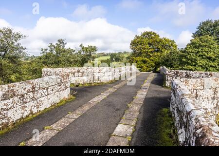 Lanercost Old Bridge erbaut aus rotem Sandstein über dem Fluss Irthing im Jahr 1724 in Lanercost, Cumbria UK Stockfoto