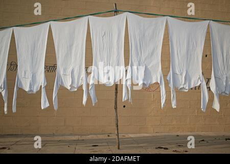 Varanasi, Indien, Dezember 2015. Kleidung hängend Trocknen in einem Ghat. Stockfoto