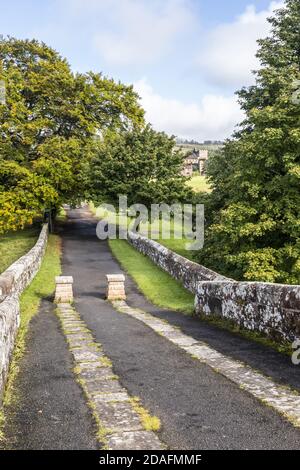 Blick in Richtung Lanercost Priory von Lanercost Old Bridge gebaut aus rotem Sandstein über dem Fluss Irthing im Jahr 1724 in Lanercost, Cumbria UK Stockfoto