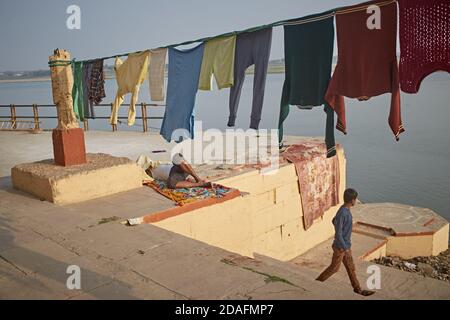 Varanasi, Indien, Dezember 2015. Kleidung hängend Trocknen in einem Ghat. Stockfoto