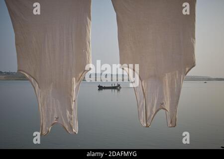Varanasi, Indien, Dezember 2015. Kleidung hängend Trocknen in einem Ghat. Stockfoto