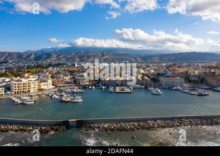 Luftbild von Chania mit dem alten venezianischen Hafen, Kreta, Griechenland Stockfoto