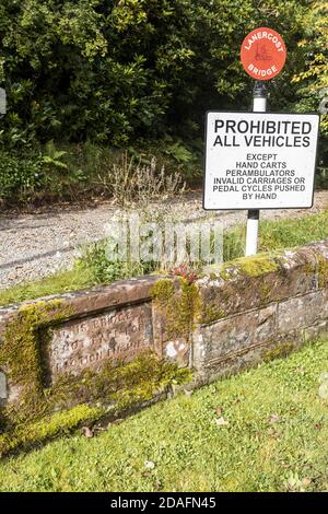 Hinweis zum Verkehrsverbot (einschließlich nicht sicher für Zugmaschinen) Auf Old Lanercost Brücke aus rotem Sandstein über dem gebaut River Irthing im Jahr 1724 Stockfoto