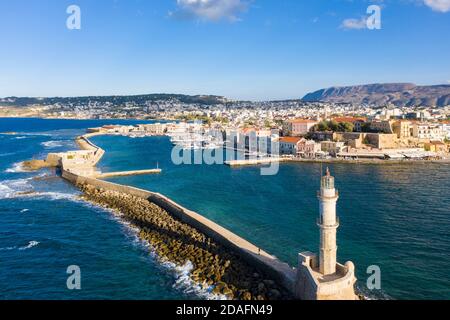 Luftaufnahme des Leuchtturms und des Hafens in der Stadt Chania, Kreta, Griechenland Stockfoto