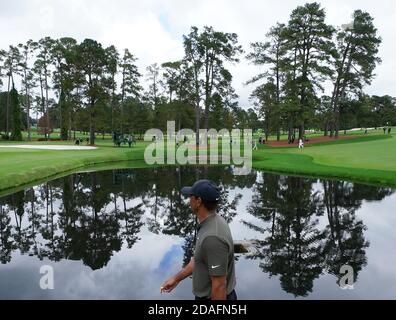 Augusta, Usa. November 2020. Tiger Woods geht zum 15. Green in der ersten Runde des Masters 2020 Golfturniers im Augusta National Golf Club in Augusta, Georgia am Donnerstag, 12. November 2020. Foto von Kevin Dietsch/UPI Kredit: UPI/Alamy Live News Stockfoto