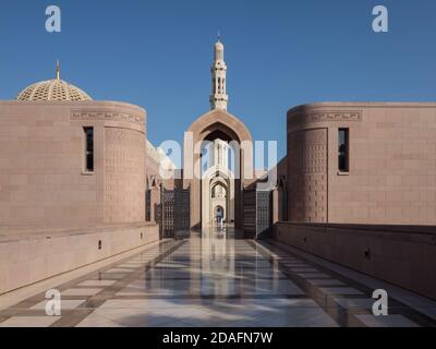 Außenansicht der Großen Moschee von Sultan Qaboos, Maskat, Sultanat von Oman Stockfoto