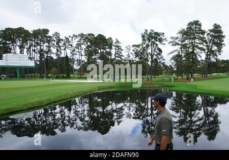 Augusta, Usa. November 2020. Tiger Woods geht zum 15. Green in der ersten Runde des Masters 2020 Golfturniers im Augusta National Golf Club in Augusta, Georgia am Donnerstag, 12. November 2020. Foto von Kevin Dietsch/UPI Kredit: UPI/Alamy Live News Stockfoto