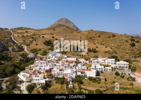 Luftaufnahme des kleinen Dorfes Gianniou, Foinikas, Kreta, Griechenland Stockfoto