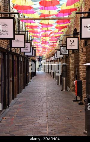 Geschlossene Geschäfte in einem leeren und menschenleeren Camden Market. Die meisten Geschäfte, Restaurants und Geschäfte haben geschlossen, da die zweite Monat lange nationale Sperre in England greift. Stockfoto