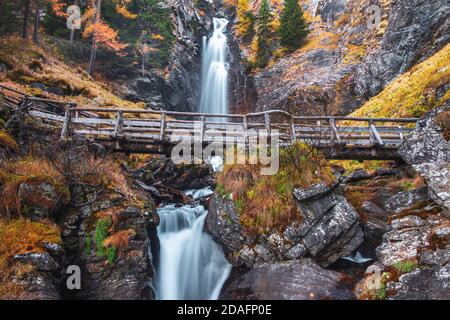 Saent Wasserfall ist ein schöner felsiger settingNear Piazzola (Val di Rabbi) Im Val di Sole Tal und im Trentino - Südtirol Region in Italien Stockfoto